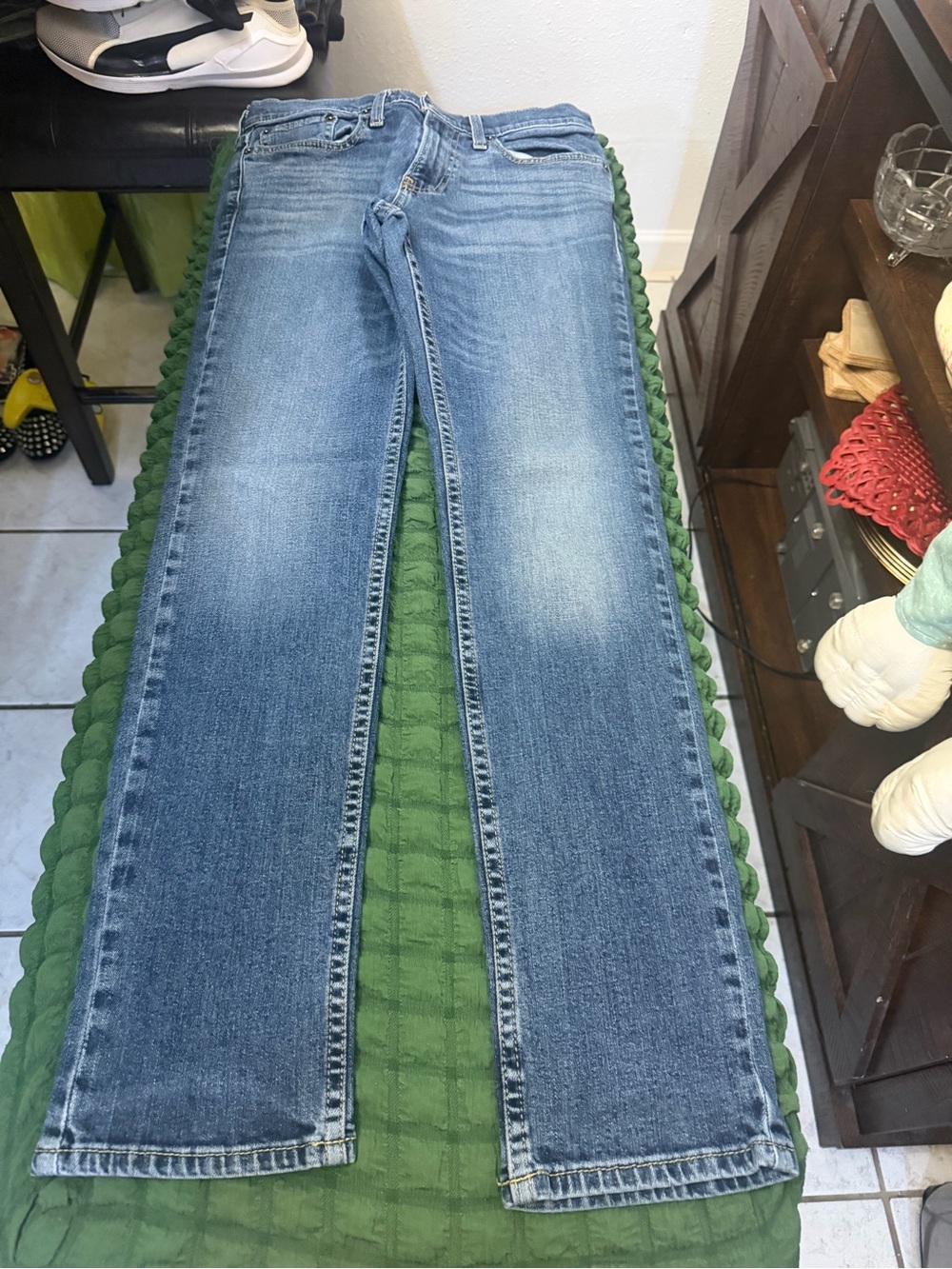 Hollister Men's Straight-Leg Light/Medium Blue Wash Jeans